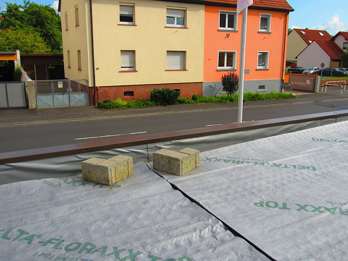 Die Drainagematte beschweren